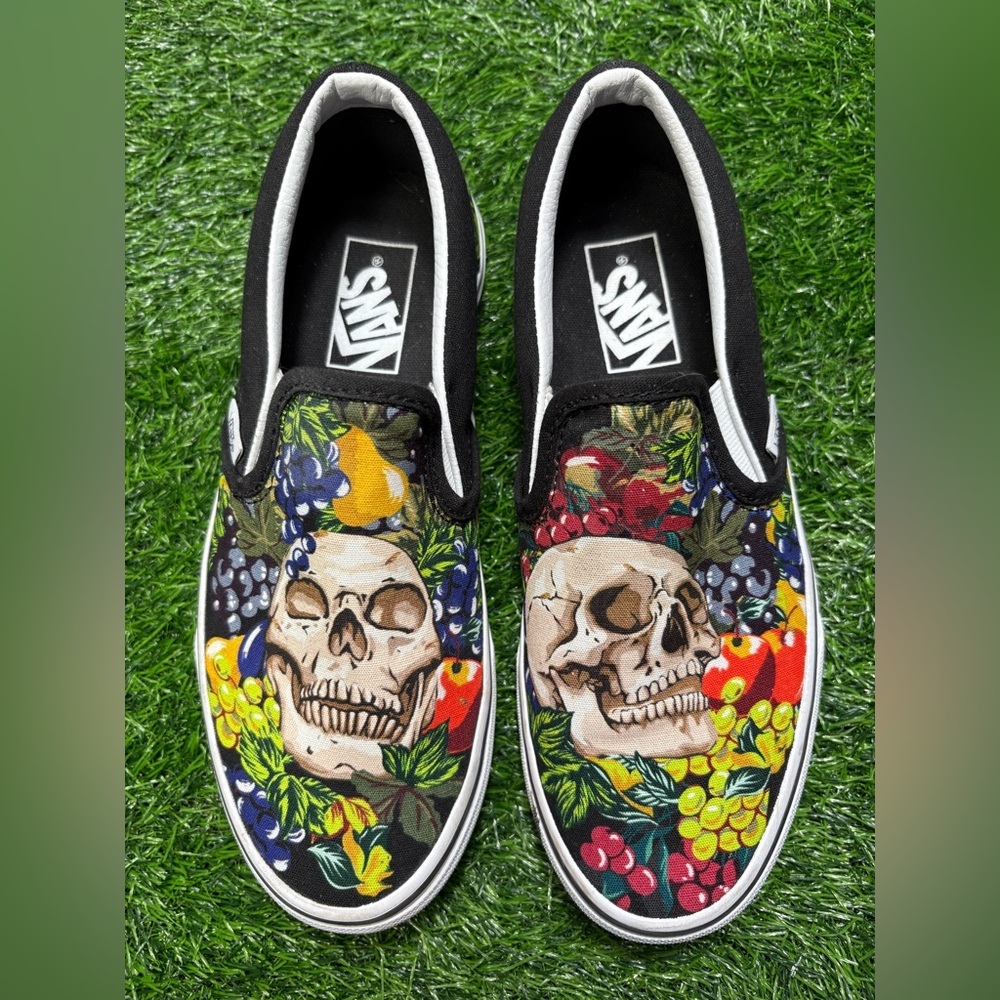 Vans Classic Slip-On, Low-Top Style, Canvas Shoe-Size: (M) 6.0 (W) 7.5-Like New